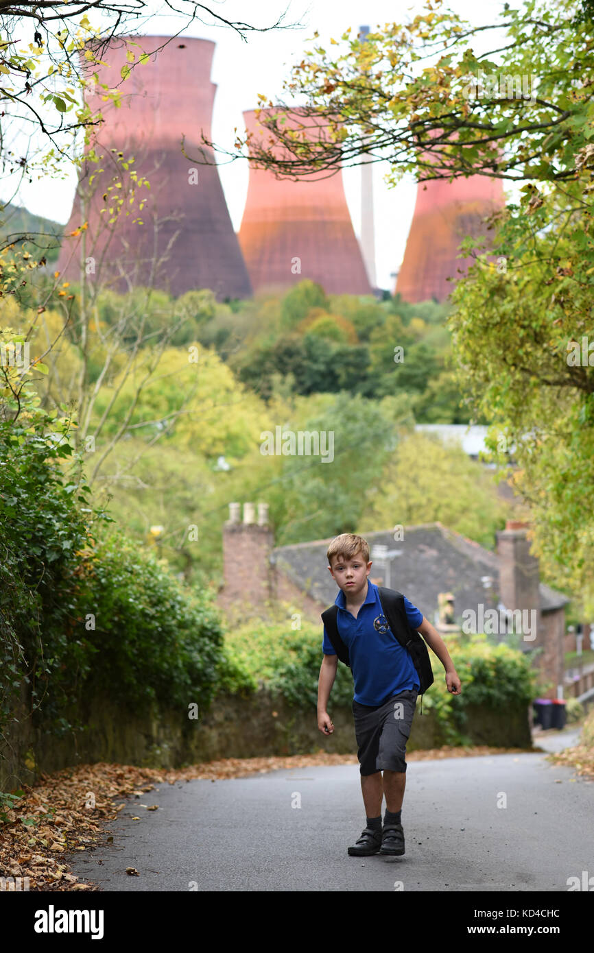 Kleiner Junge, der von der Schule auf einem steilen Hügel nach Hause geht. BILD VON DAVID BAGNALL Stockfoto