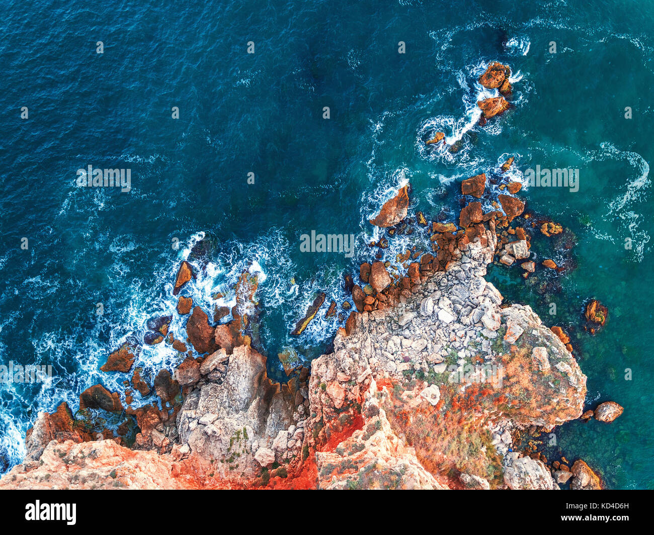 Luftaufnahme von felsigen Küste mit Feldern und Wellen Stockfoto