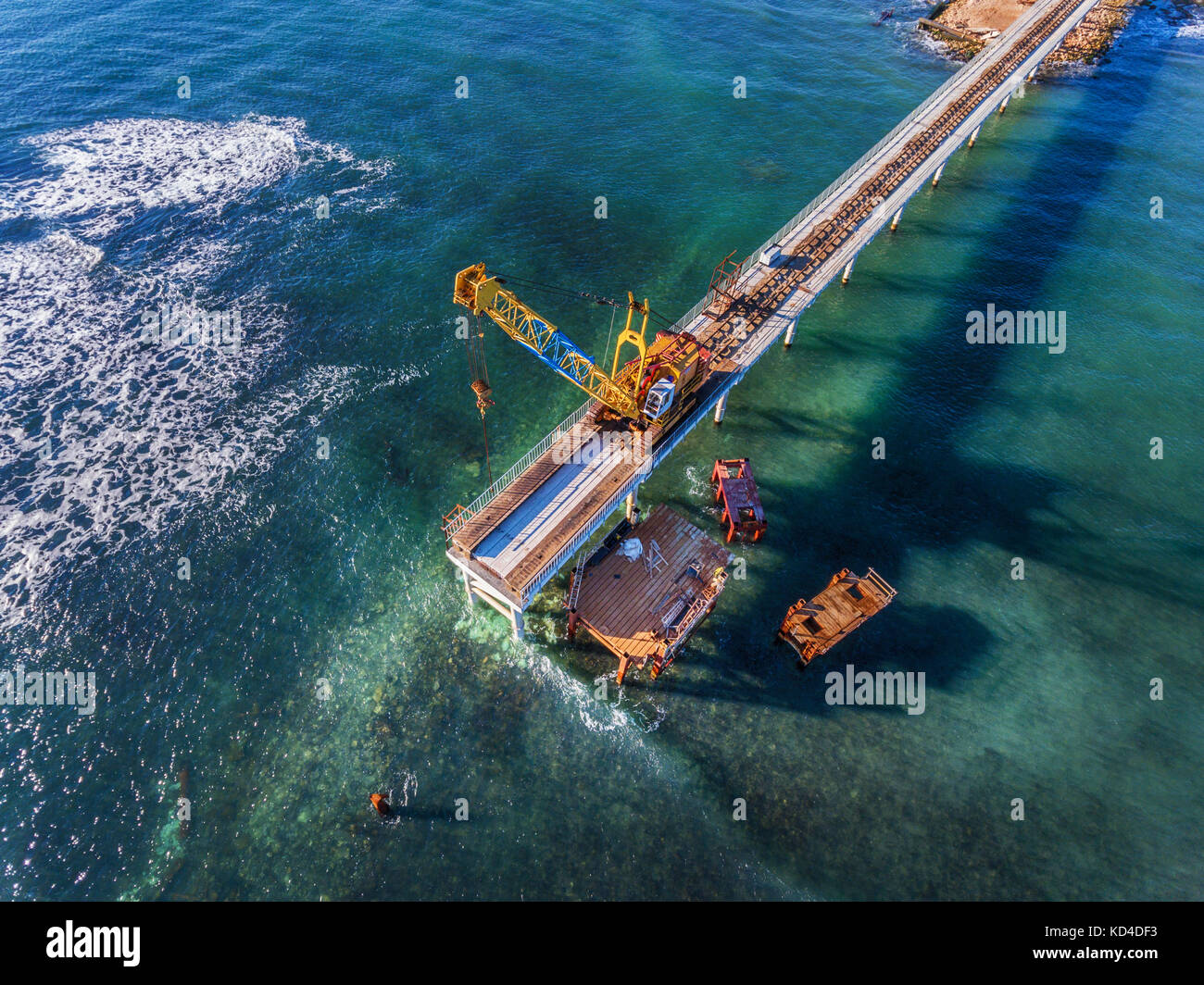 Luftaufnahme der Kran auf der zerstörten Brücke Stockfoto