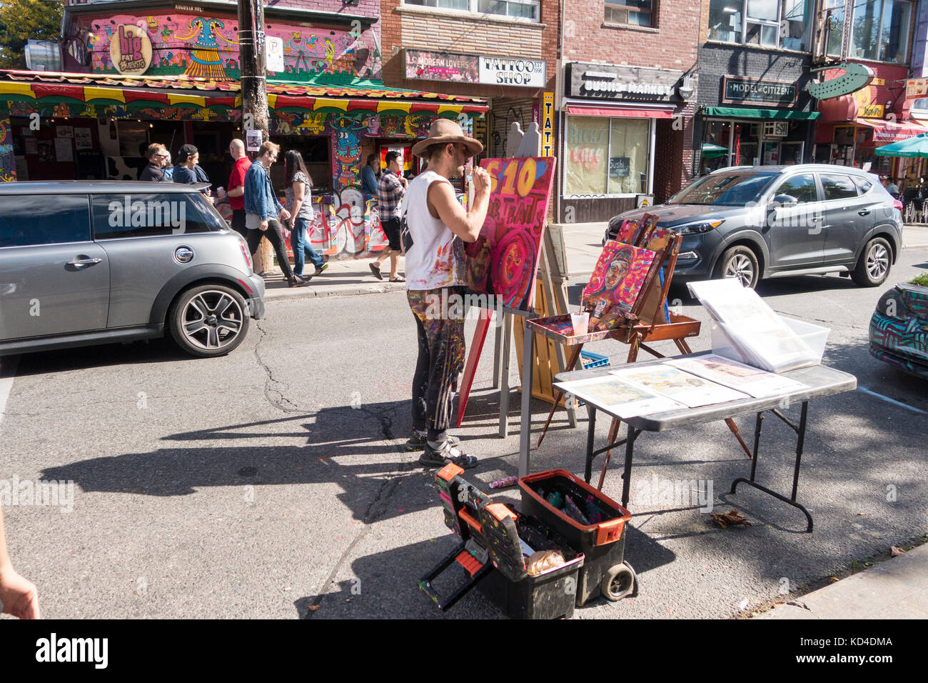 Street artist malt auf seine Staffelei auf Augusta St in Kensington Market in der Innenstadt von Toronto Ontario Kanada Stockfoto