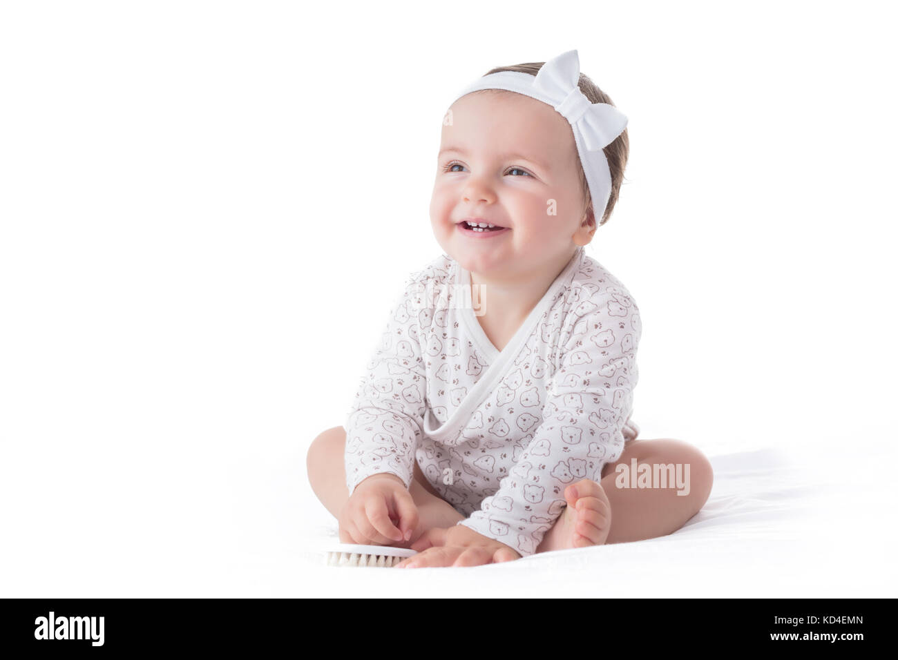 Porträt einer Smilling Baby Mädchen mit Haar Bürste auf weißem Hintergrund Stockfoto