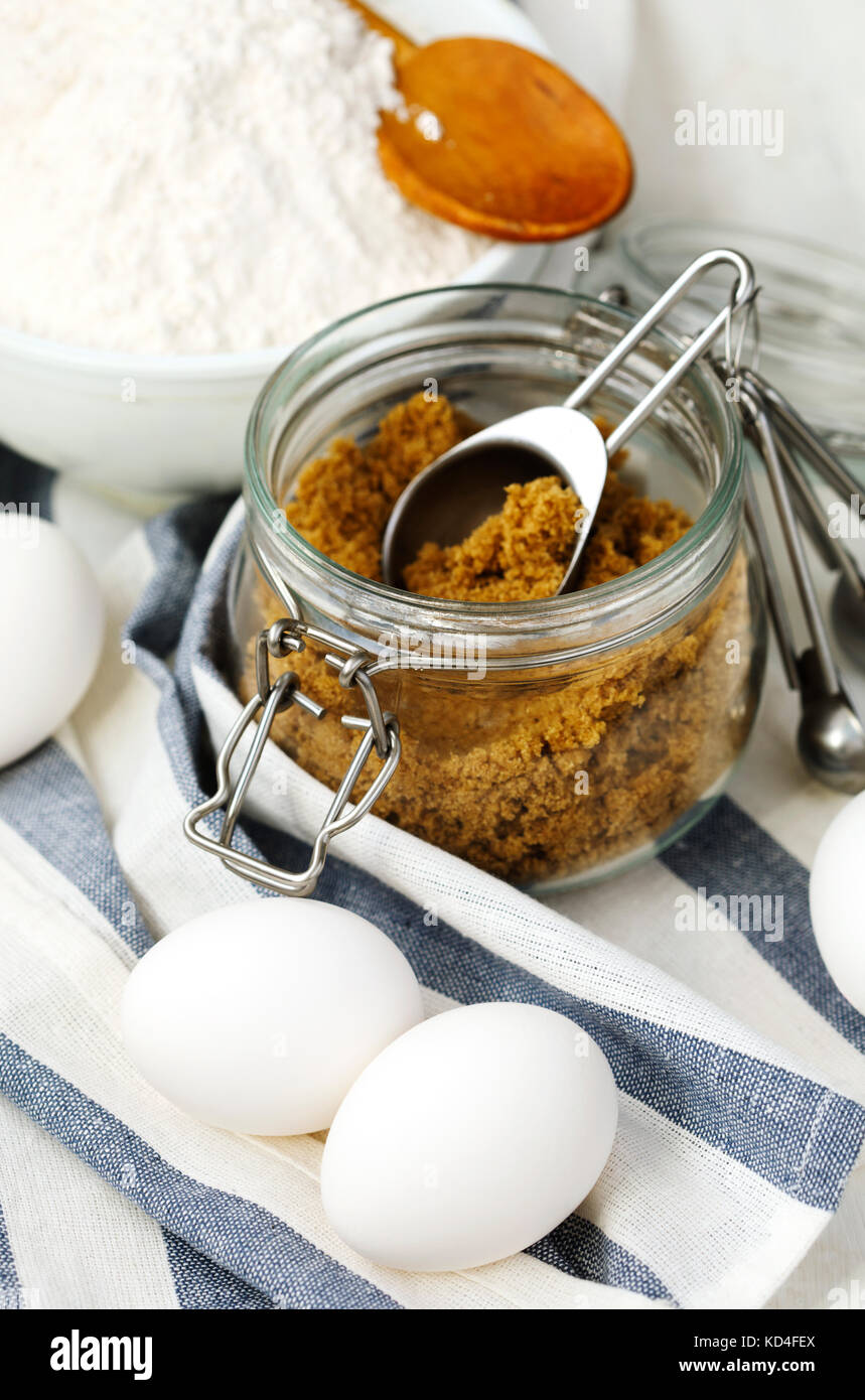 Mehl, brauner Zucker und Eier zum Backen Stockfoto