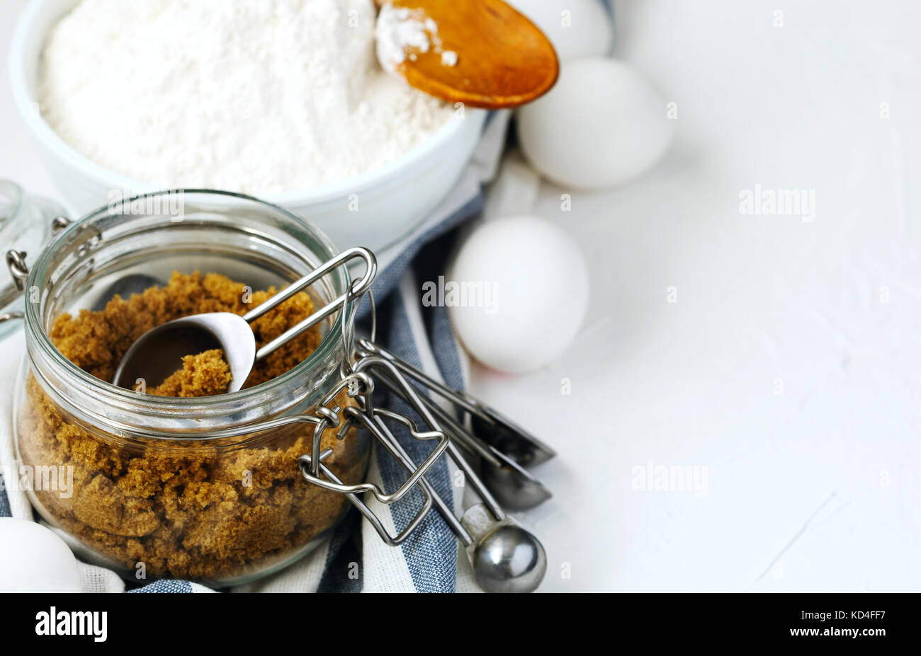Mehl, brauner Zucker und Eier zum Backen Stockfoto