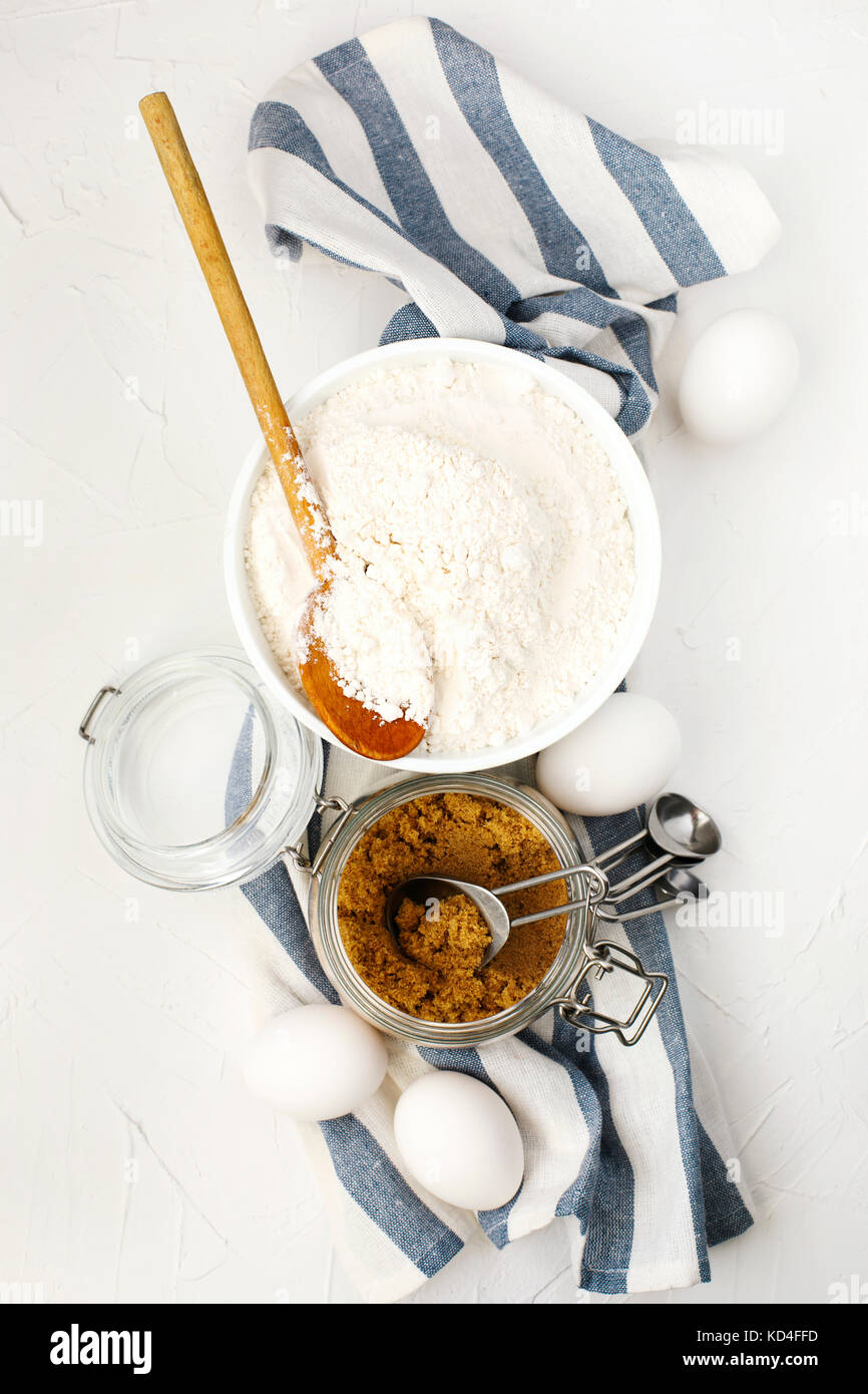 Mehl, brauner Zucker und Eier zum Backen, Ansicht von oben Stockfoto