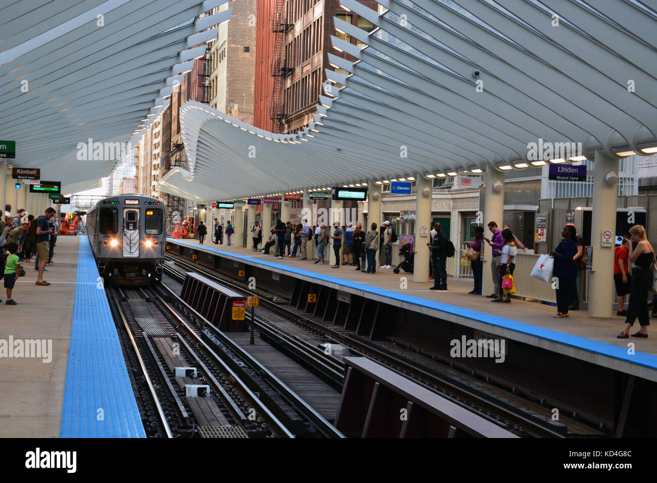 Die moderne Innenstadt von 'L' Bahnhof in Washington und Wabash bietet eine passende Eintrag für Touristen, Millennium Park in Chicago. Stockfoto