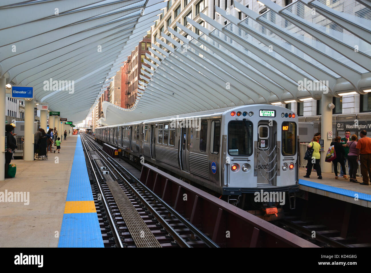Die moderne Innenstadt von 'L' Bahnhof in Washington und Wabash bietet eine passende Eintrag für Touristen, Millennium Park in Chicago. Stockfoto