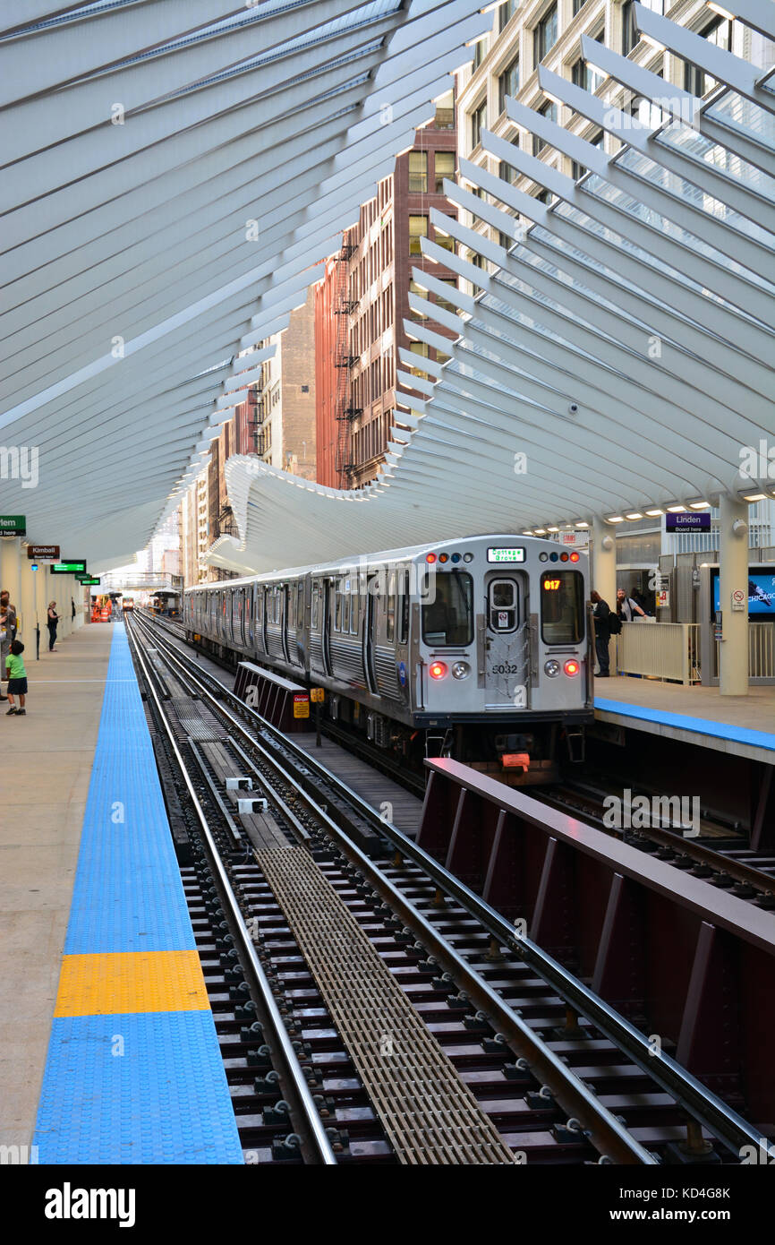 Die moderne Innenstadt von 'L' Bahnhof in Washington und Wabash bietet eine passende Eintrag für Touristen, Millennium Park in Chicago. Stockfoto