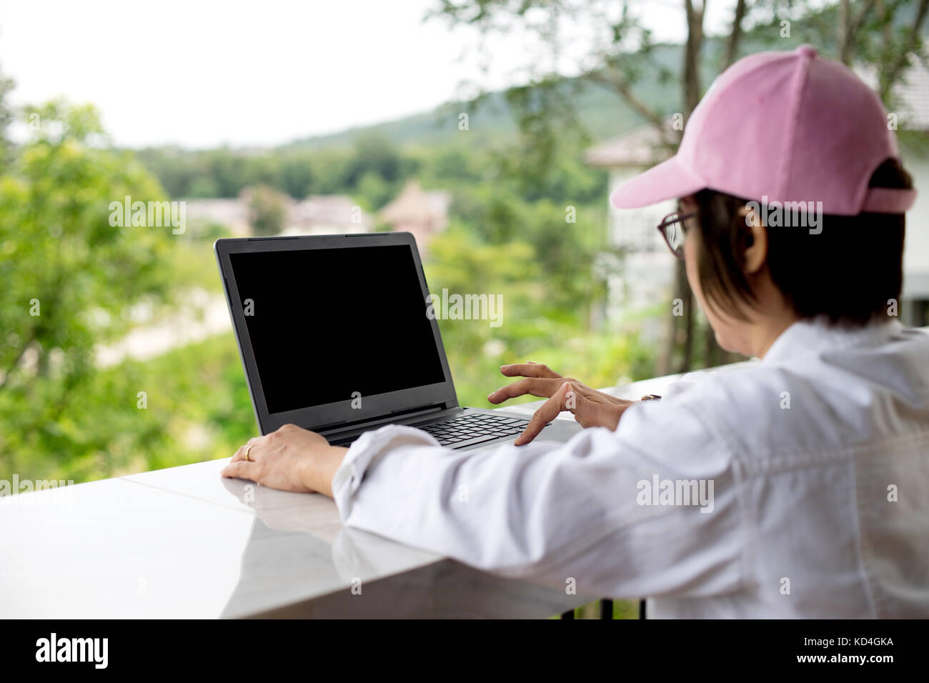 Frau aus ihrem Büro arbeiten, wenn Sie Urlaub im Resort haben, können aber in Ihrem laptop Konzept freier und Verkäufer shoping online mit Computer arbeiten, s Stockfoto