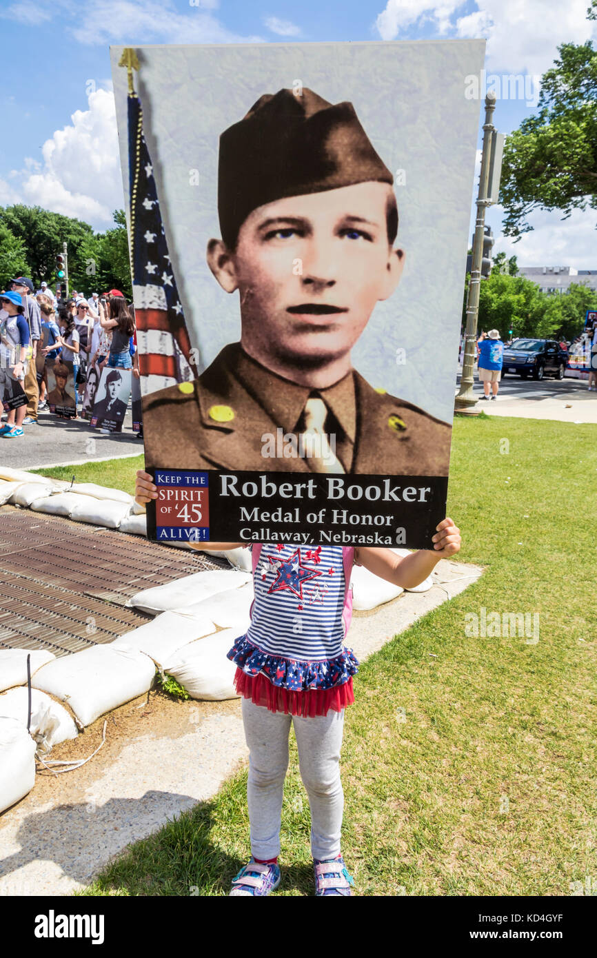 Washington DC, District of Columbia, National Memorial Day Parade, Staging Area, Scouts, Jugendgruppe, Spirit of 45, Mädchen, weibliches Kind Kinder Kinder Stockfoto
