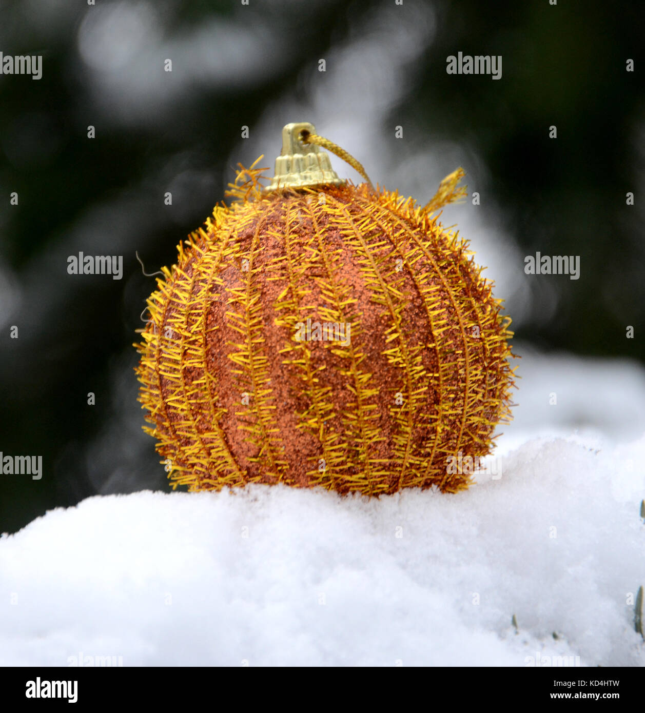 Foto einer Weihnachtskugel am Baum mit Schnee Stockfoto