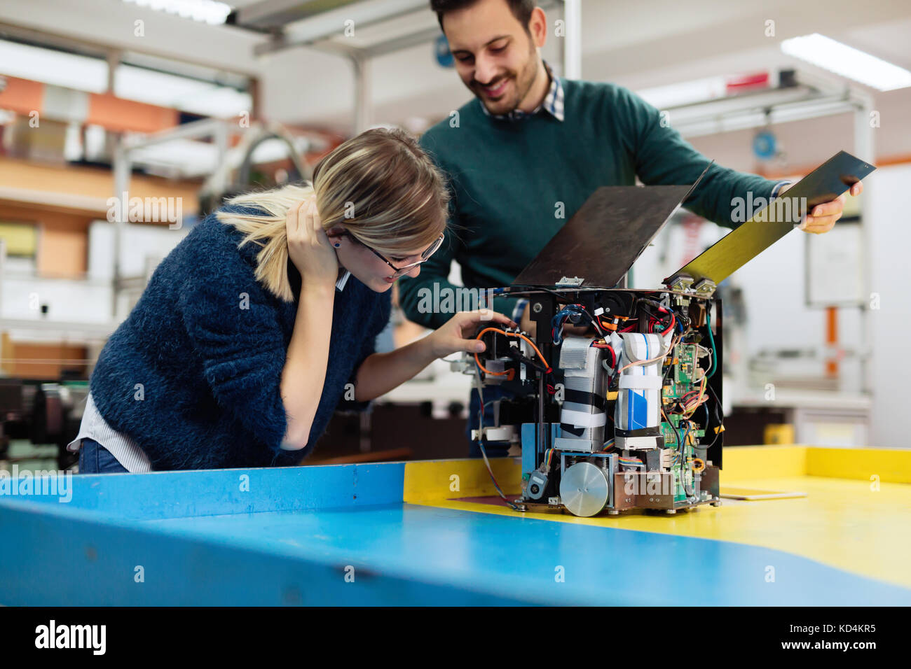 Junge Studenten der Robotik, Roboter für die Prüfung vorbereiten Stockfoto