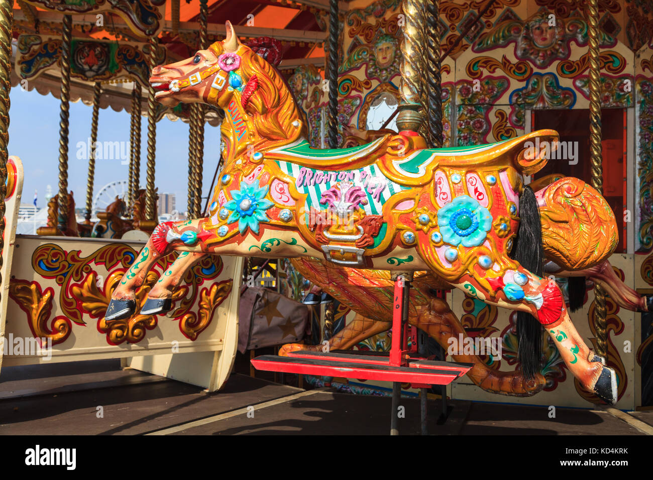 Bemaltes antikes Holzpferd auf einer traditionellen viktorianischen Fahrt mit dem britischen Karussell am Strand von Brighton, England Stockfoto