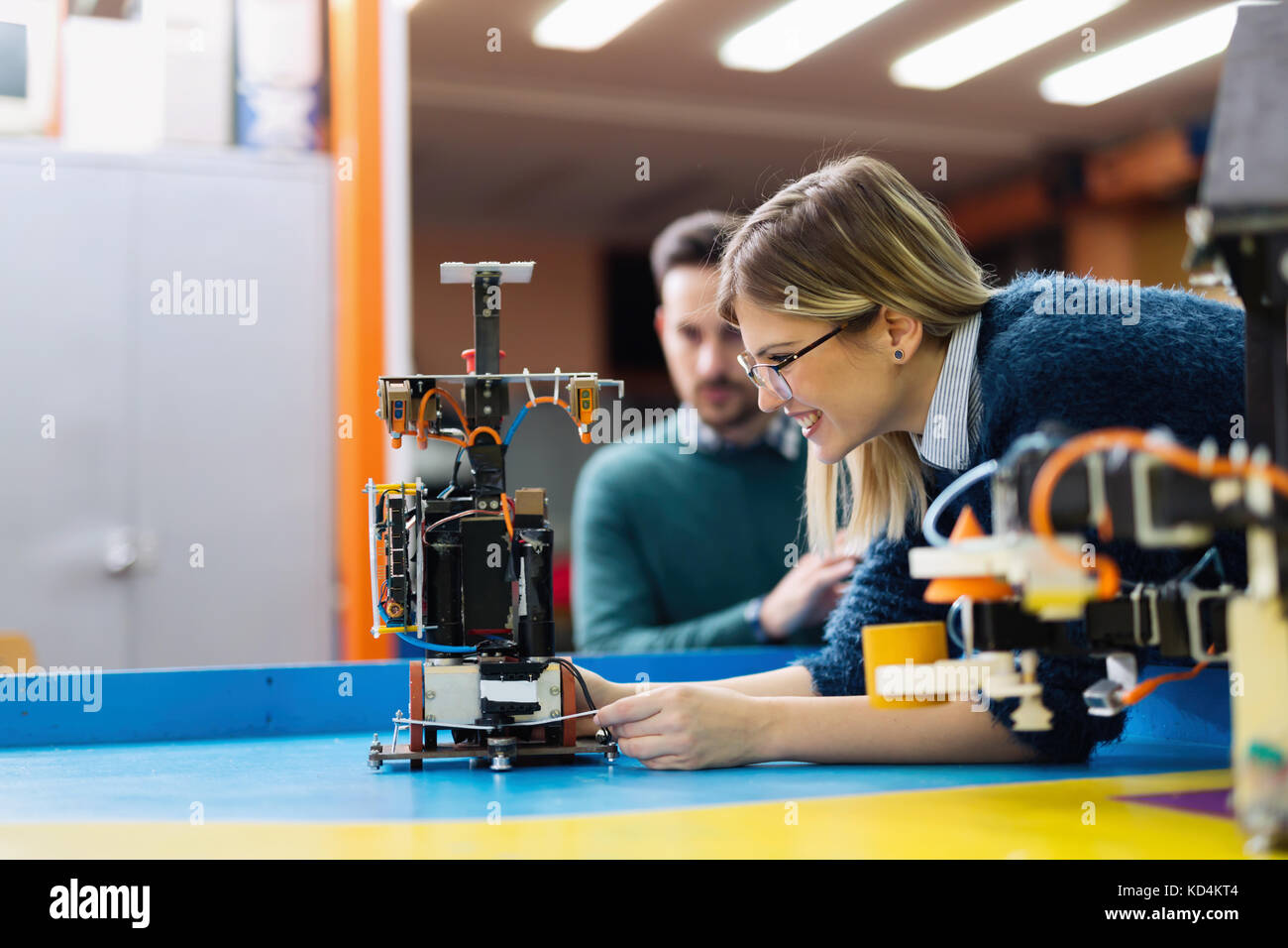 Junge Ingenieur ihr Roboter testet in der Werkstatt Stockfoto