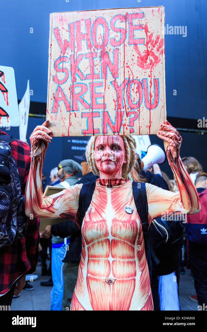 Weibliche animale rechte Demonstrant hält sich gegen Tierrechte Missbrauch, London Uk Stockfoto
