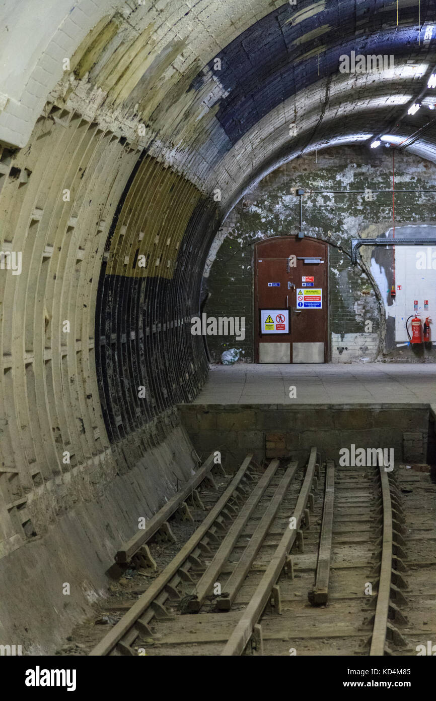 U-Schienen im Inneren des verlassenen alten geschlossenen U-Bahn-Station Aldwych, London Stockfoto