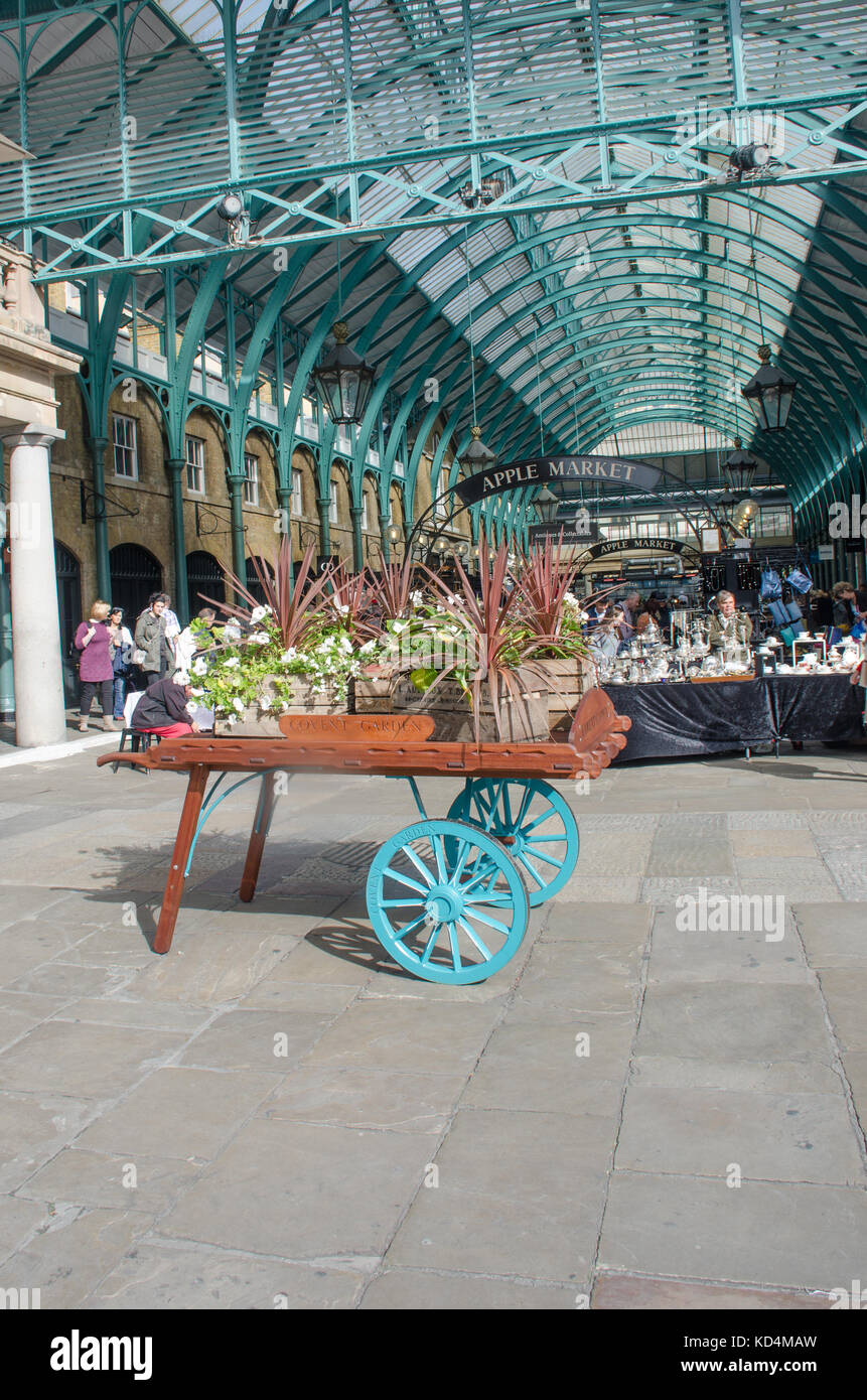 Convent London Großbritannien - 2. Oktober 2017: Barrow vor dem Convent Garden Market beliebtes Touristenziel Stockfoto