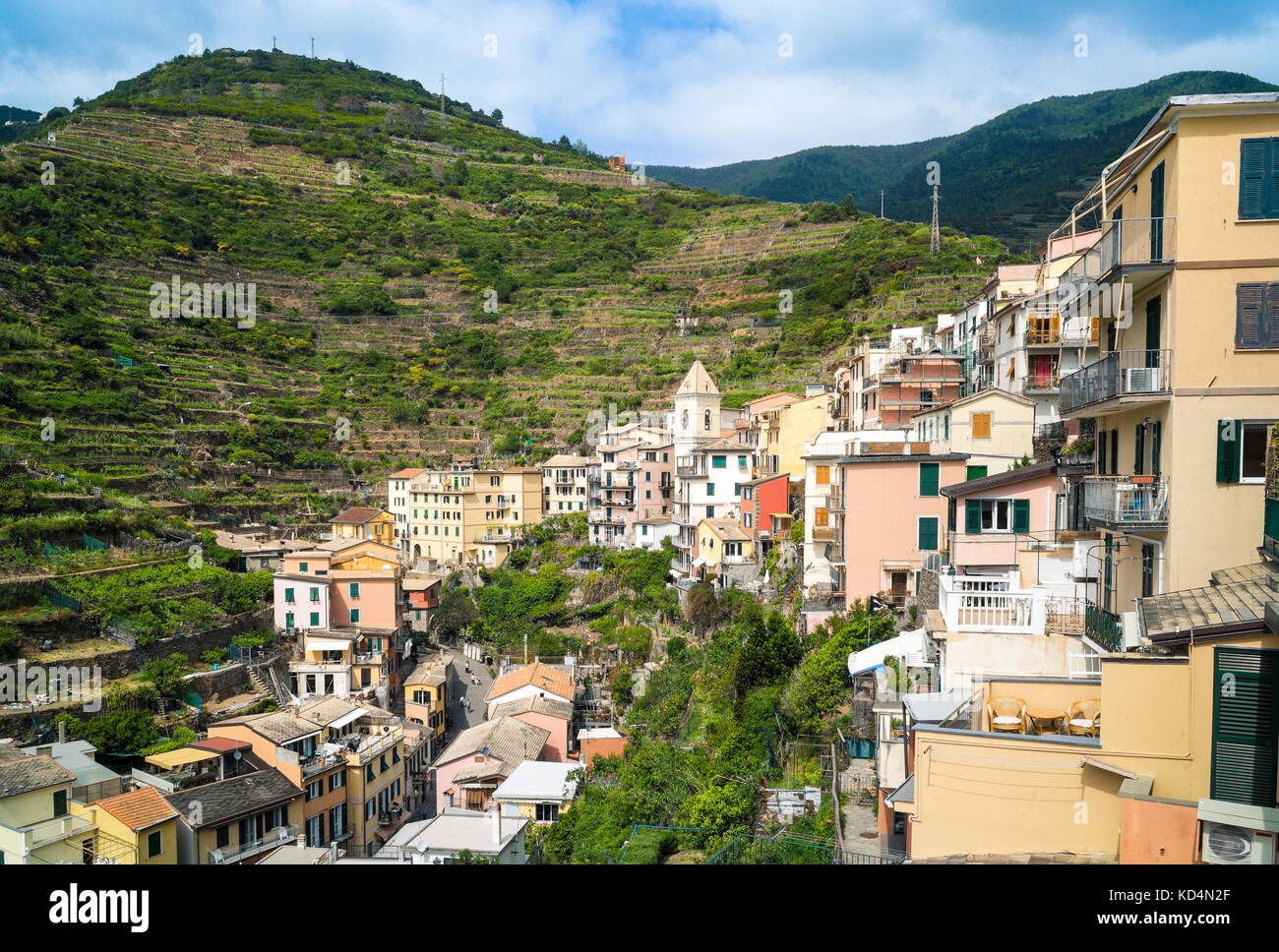 Das kleine Dorf Manarola, mit seinen bunten Häusern zu den Hügeln hängen neben der Hauptstraße, ist einer der fünf Stadt der Cinque Terre in Stockfoto