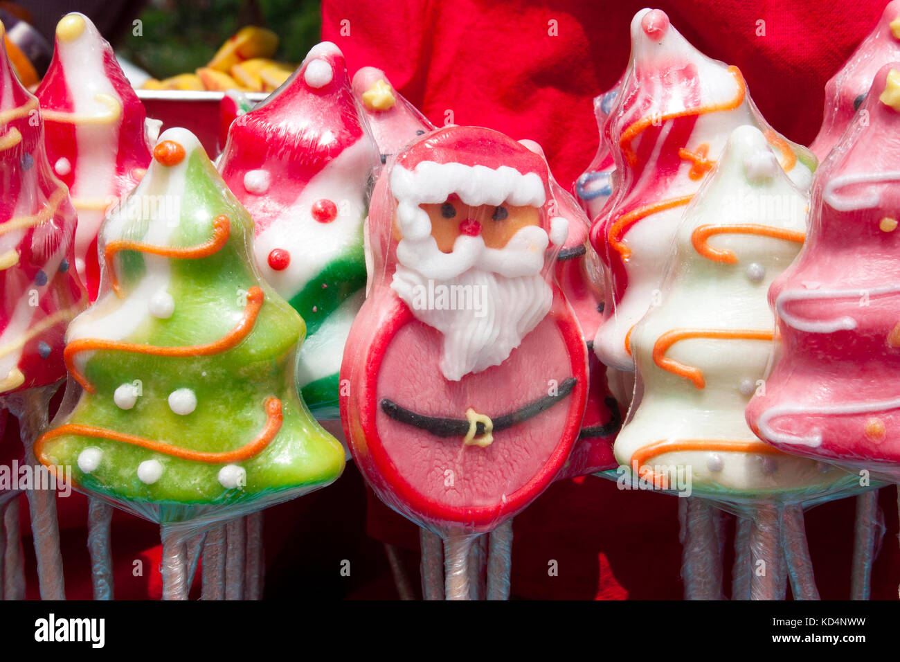 Bunter Weihnachtsbaum und Santa Claus Lolly Pops in Cellophan verpackt in Jahrmarkt für Verkauf, Detail Stockfoto Bunter Weihnachtsbaum und Santa Claus Lolly Pops in Cellophan verpackt in Jahrmarkt für Verkauf, Detail Stockfoto