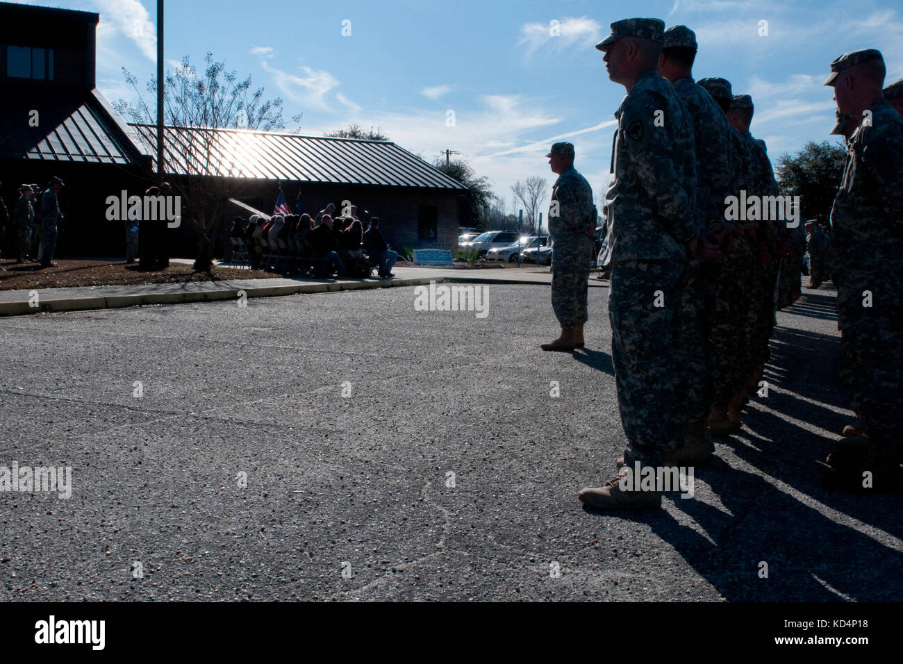 Timmonsville, s.c.--South Carolina Army National Guard, 133 Military Police Company aus timmonsville, s.c., ehren die drei Soldaten, die ihr Leben Juni 20, 2012 verloren, während die Bereitstellung der Provinz Khost, Afghanistan, vor der Gedenkstätte Einweihung jan. 4, 2013 außerhalb ihrer Waffenkammer. (National Guard Foto: Staff Sgt. tracci dorgan-freigegeben) Stockfoto