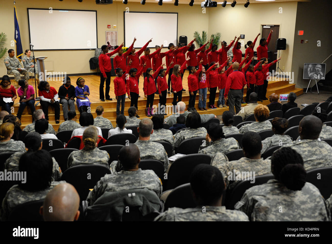 Das South Carolina National Guard gefeiert Black History Month an mcentire joint National Guard, der eastover, s.c., Feb. 27, 2014 wurde die Veranstaltung von der gemeinsamen Diversity Council ausführen, s.c. National Guard, mit Präsentationen der horrill Hill elementare Chor, Jugend Herausforderung Akademie und Gastredner U.S. Army Lt.Col. evet h. Jefferson, Mobilisierung Bereitschaft Division Chief für die scarng. (Us Air National Guard Foto von Tech. Sgt. Jorge intriago/freigegeben) Stockfoto