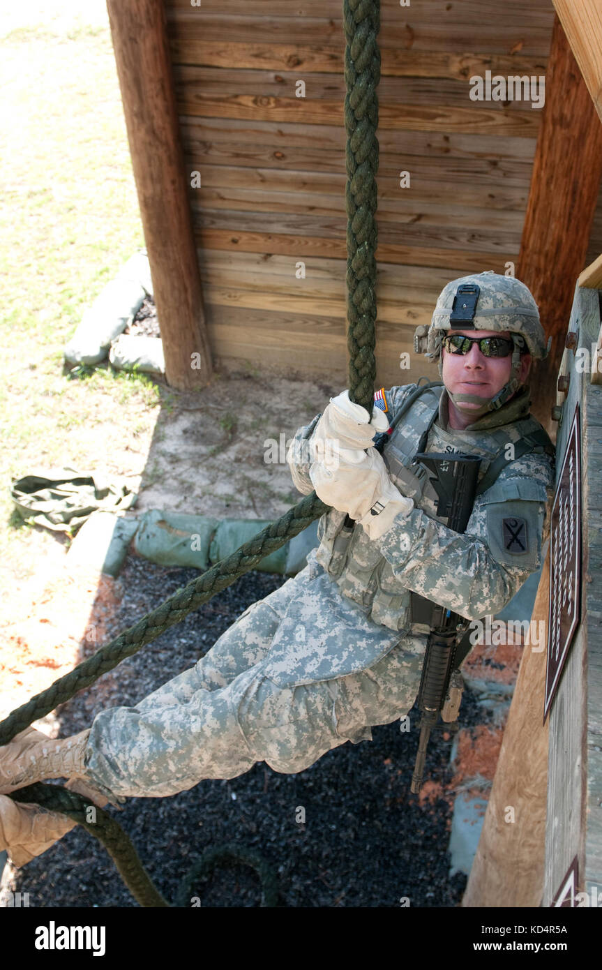 Us-Armee SPC. John Smith, eine automatische rifleman mit 4 Bataillon, 118 Infanterie Regiment, South Carolina Army National Guard, führt die verriegelte Stellung während des schnellen Seil insertion exfiltration System (Pommes frites) Ausbildung bei mccrady Training Center, der eastover, s.c., 17. Mai 2014. Rund 100 Soldaten, die in den Th 4-118 in Mrd. auf die korrekte Pommes Technik durch die 7Th Special forces Group (airborne) in Eglin Air Force Base, Fla stationiert durchgeführt ausgebildet. (U.s. Army National Guard Foto von Sgt. 1. klasse Kimberly d. Stollen/freigegeben) Stockfoto