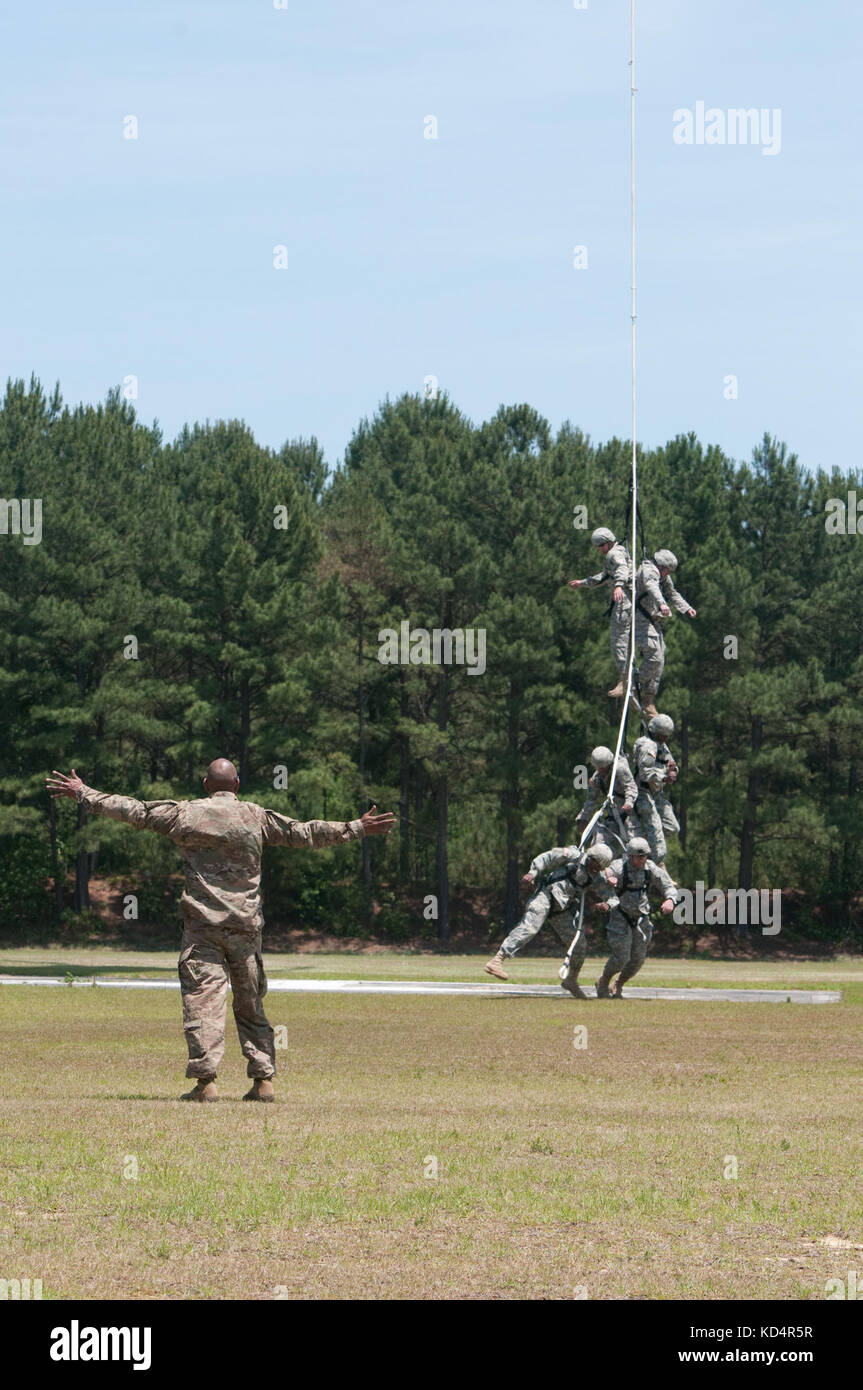 Ein Soldat der US-Armee in den 7 Special forces Group (airborne) führt eine Gruppe von South Carolina Army National Guard Soldaten zum 4 Bataillon zugeordnet, 118 Infanterie Regiment, Zugewiesen während besonderer Insertion exfiltration System (Spione) Ausbildung bei mccrady Training Center, der eastover, s.c., 17. Mai 2014. die Soldaten landeten sicher auf den Boden von einem Chinook durch die 160 Special Operations aviation Regiment (airborne). (U.s. Army National Guard Foto von Sgt. 1. klasse Kimberly d. Stollen/freigegeben) Stockfoto