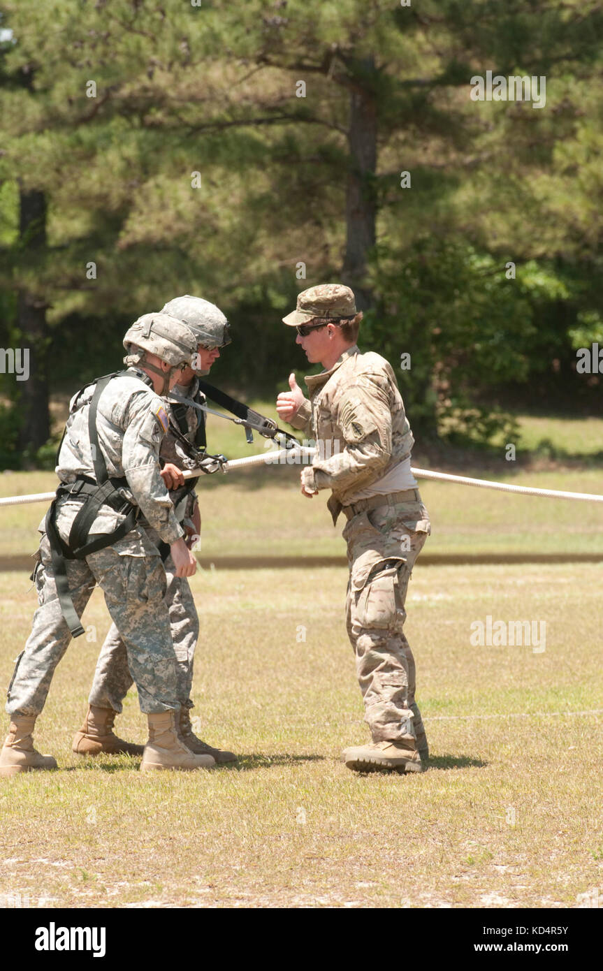 Ein Soldat der US-Armee zu Alpha Company, 2.BATAILLON zugeordnet, 7th Special forces Group (airborne) überprüft die Soldaten der 4. Bataillon zugeordnet, 118 Infanterie Regiment, South Carolina Army National Guard, sind Startbereit während besonderer Insertion exfiltration System (Spione) Ausbildung bei mccrady Training Center, der eastover, s.c., 17. Mai 2014. Das 7 sfg (a) und die 160 Special Operations aviation Regiment (airborne) eine gemeinsame Mission Training ca. 100 4-118 th in Mrd. Soldaten während Ihrer scarng bohren Wochenende unterstützt. (U.s. Army National Guard Foto von Sgt. 1. klasse Kimberly Stockfoto