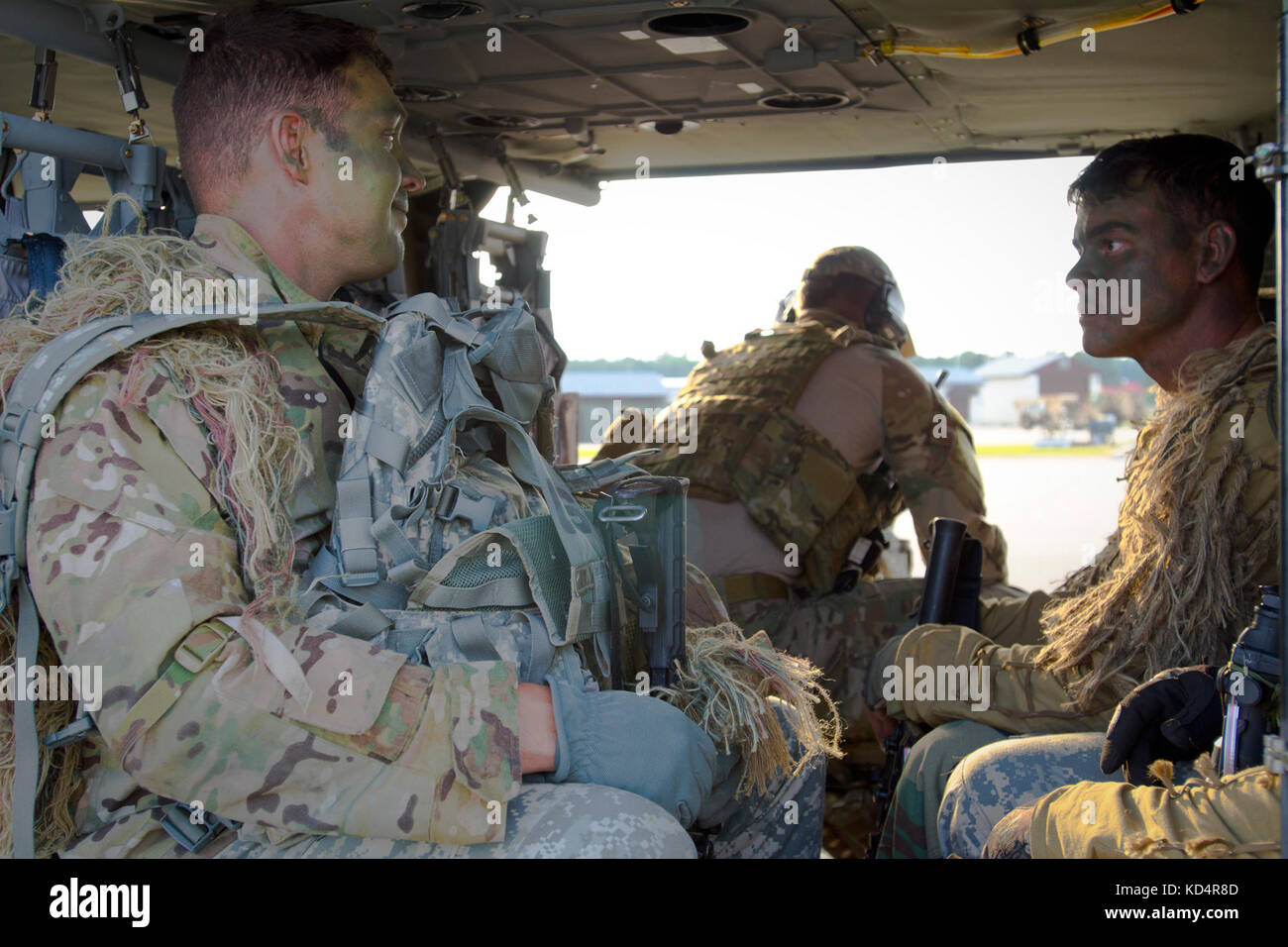 Us-Armee Soldaten mit s.c.'s Army National Guard 4-118 Infanterie Bataillon, 218 Manöver Verbesserung Brigade, Vorbereitung auf ein UH-60 Black Hawk Aufklärer Ausbildung bei mcentire joint National Guard base zu Verhalten abzuweichen, s.c., 20. Mai 2014. die Bestandteile von South Carolina Armee und Air National Guard, US Army und US Air Force Special Operations, und Kolumbien Polizei Abteilung s.w.a.t., Urban Assault Ausbildung die Spezialeinsatzkräfte und National Guard Vermögenswerte nebeneinander zu arbeiten, während der Ausbildung in einem städtischen Umfeld durchgeführt. (U.s. Army National Guard Foto von Sgt Stockfoto