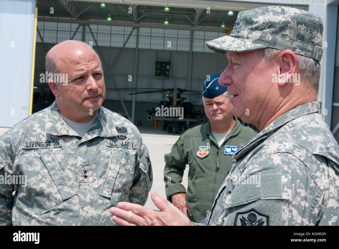 Us-Armee gen. Frank j. Gras, Chief, National Guard Bureau und Mitglied des Generalstabs, Besuche mit us-armee Maj.gen.Robert e. Livingston, jr., der Adjutant General für s c., und andere s.c. National Guard Soldaten und Piloten, Aug. 16., 2014. Die Begehung einer Tour von mcentire joint National Guard base und mccrady Training Center in Eastover, S.C., wo Gras mit Kommandanten sprach über alle Vorteile der s.c. National Guard bringt dem Staat und Nation. Der Besuch war auch eine Gelegenheit für Gras mit Truppen im Feld zu besuchen und ihr Training kennen und Ex Stockfoto