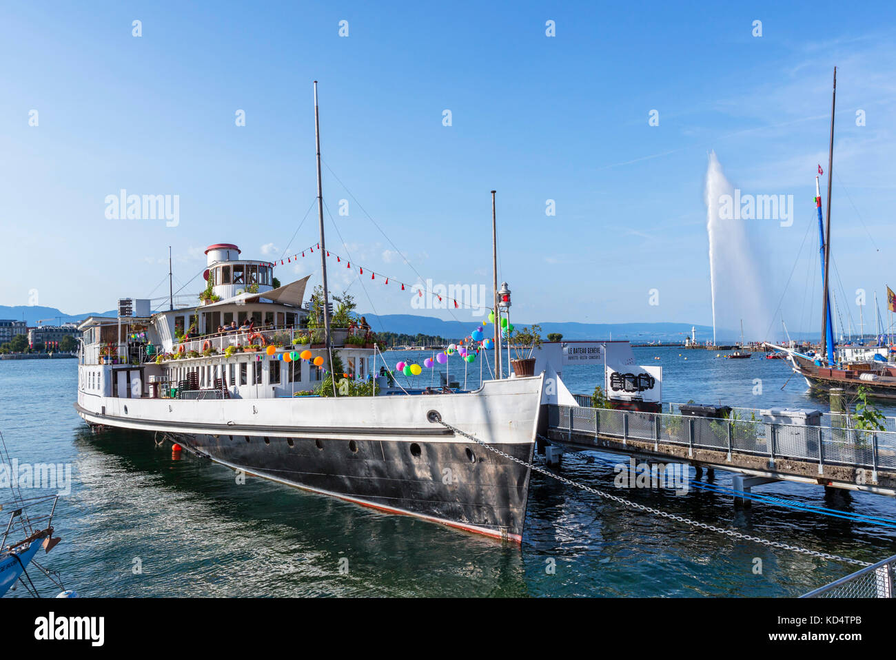 Am Seeufer mit dem Jet d'Eau und die 'Geneve" Tretboot, Genf (Genève), Genfer See, Schweiz Stockfoto