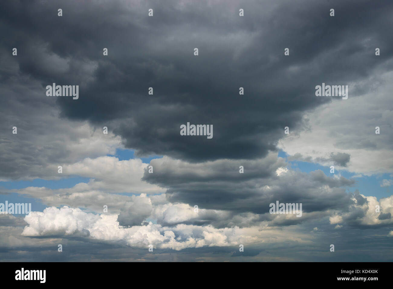 Interessante und dramatischen Sturm Wolkenbildung Stockfoto