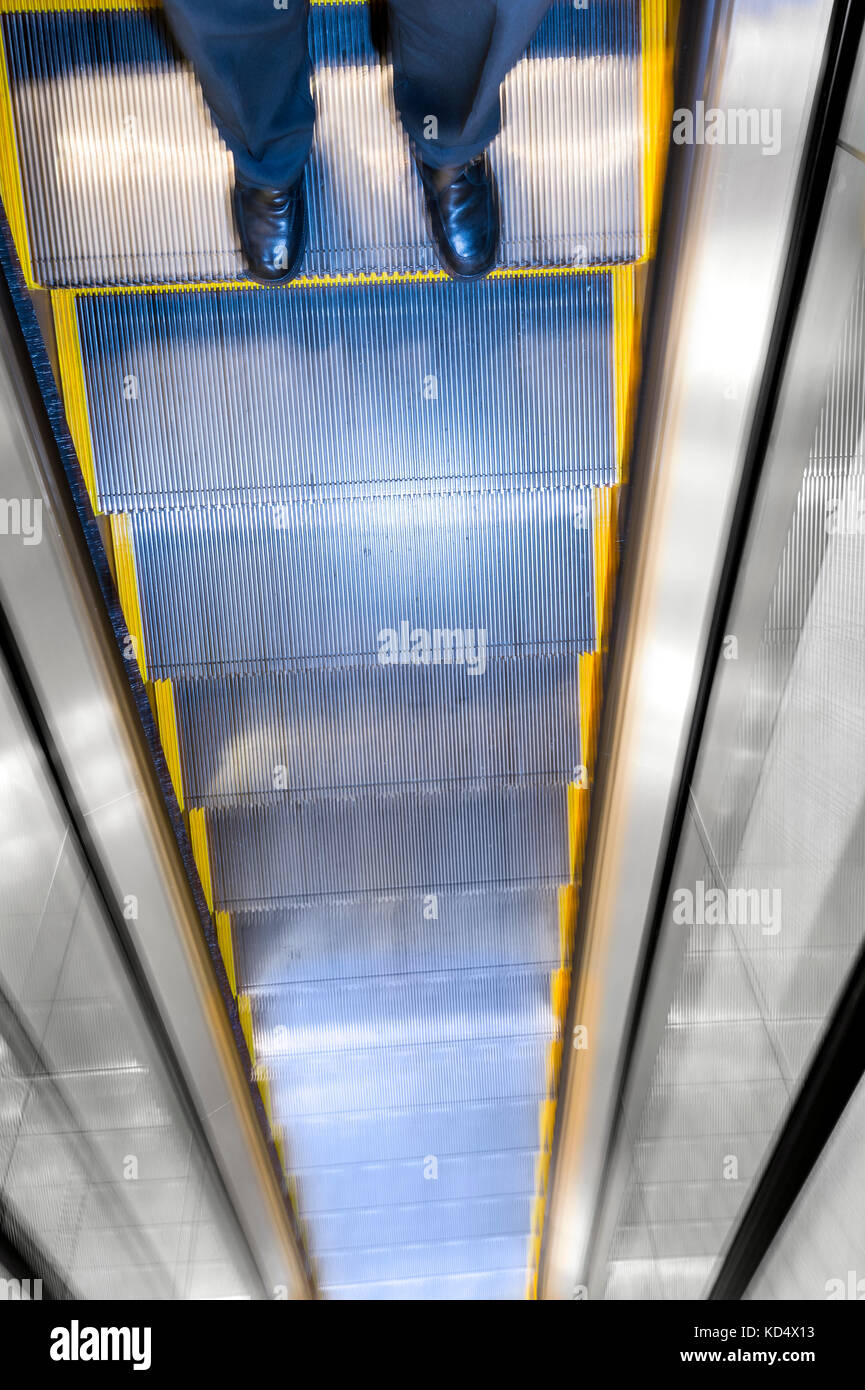 Riskantes Geschäft Entscheidung Konzept Mann auf hohen Rolltreppe Stockfoto