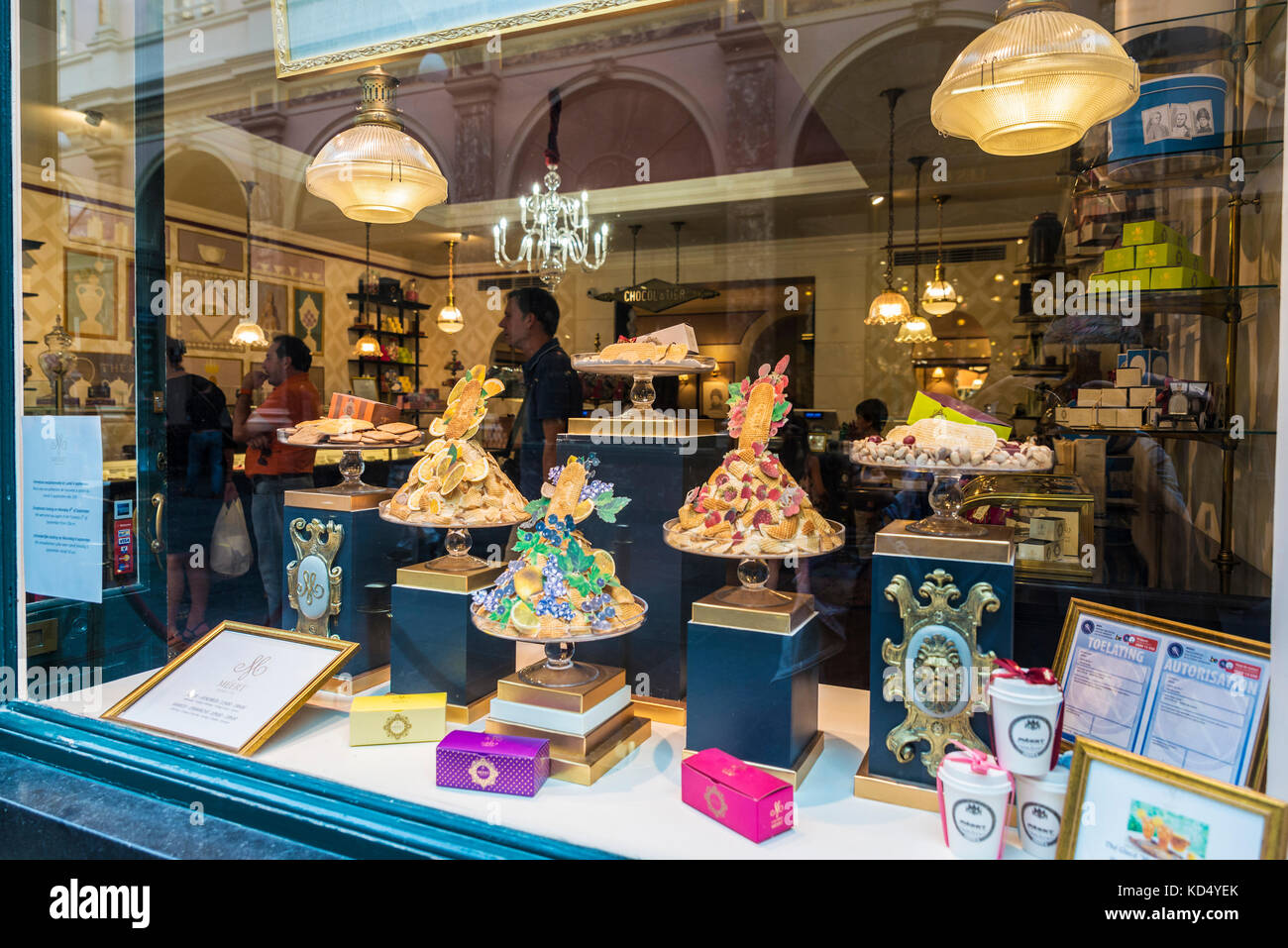 Brüssel, Belgien - 26 August, 2017: Zusammenstellung der traditionelle belgische Schokolade im Schaufenster eines Candy Shop in den Galeries Royales St. hube Stockfoto