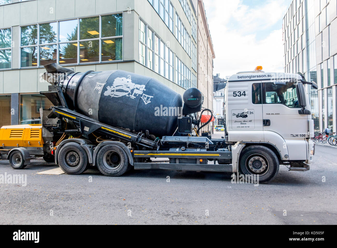 Stockholm, Schweden - 5. Oktober 2017: Weiße und schwarze Betonmischer LKW auf der Straße geparkt Stockfoto
