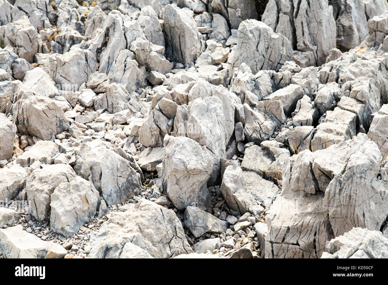 Scharfe Kalksteinfelsen, felsiges Gelände in Calanque de Sugiton, Calanques Nationalpark, Frankreich Stockfoto