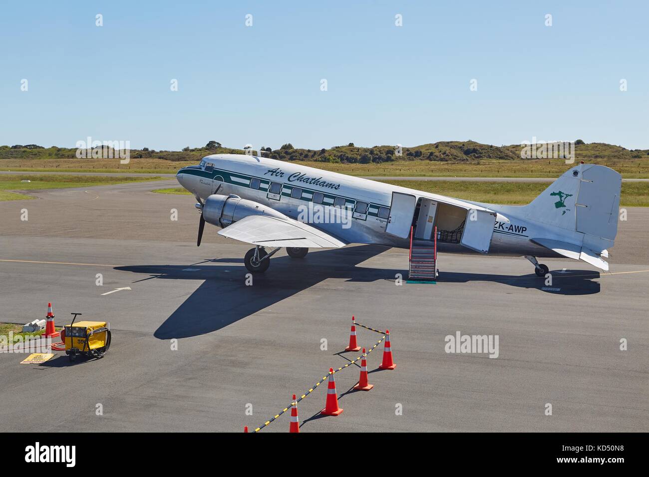 DC-3 am Flughafen Stockfoto