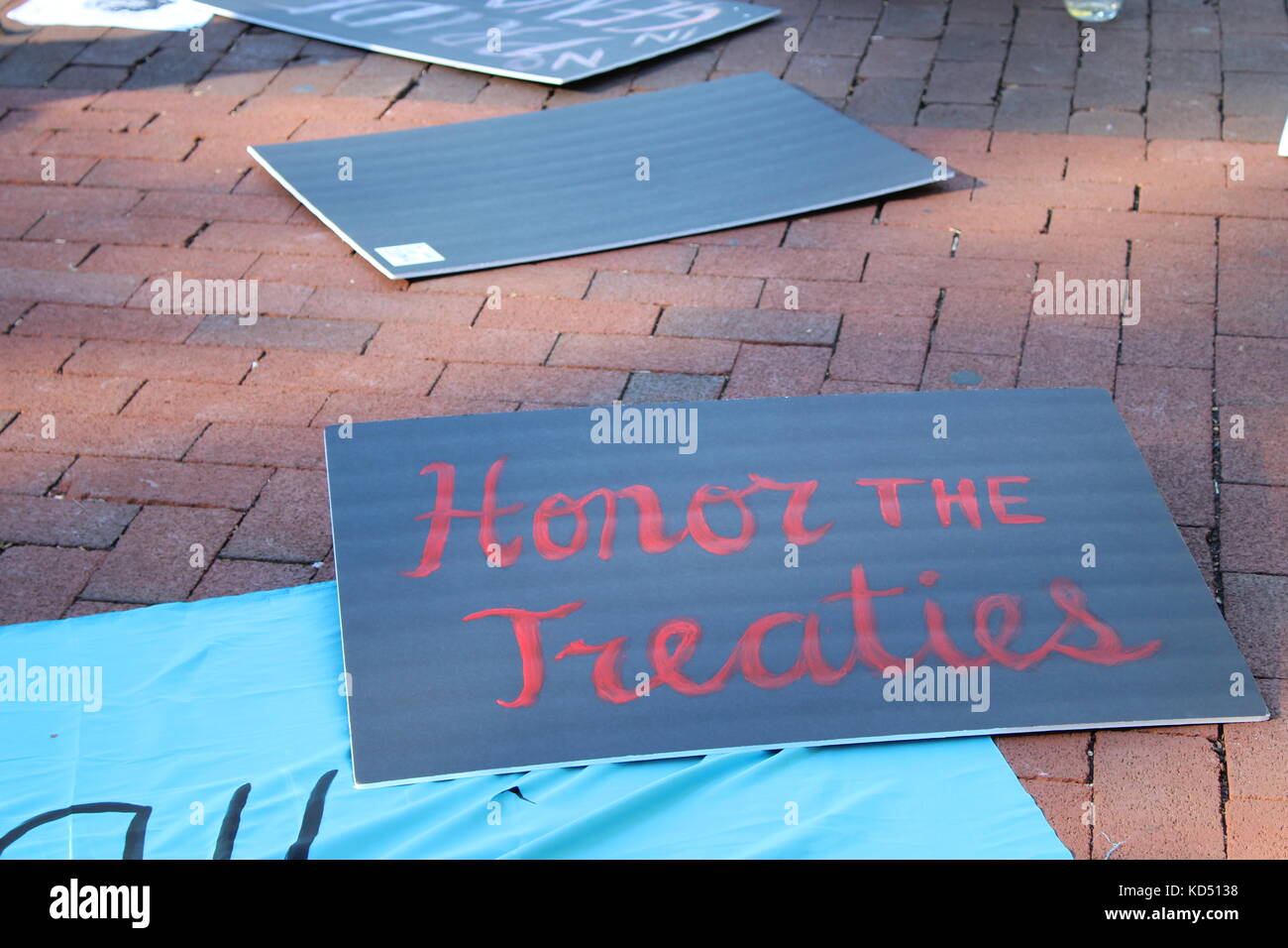 Ein Zeichen legt auf dem Boden der Universität von Michigan in Ann Arbor campus Recht vor einem Protest beginnt für Columbus Tag Stockfoto
