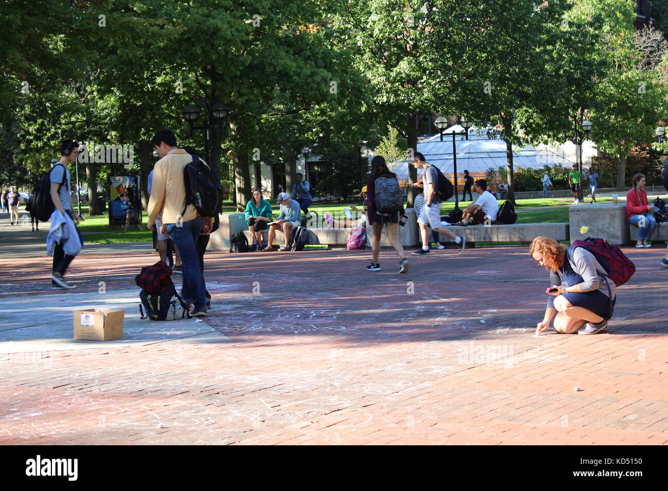 Die Menschen benutzen sidewalk Chalk an der Universität von Michigan, nette Sachen auf dem Boden in Ann Arbor zu schreiben Stockfoto