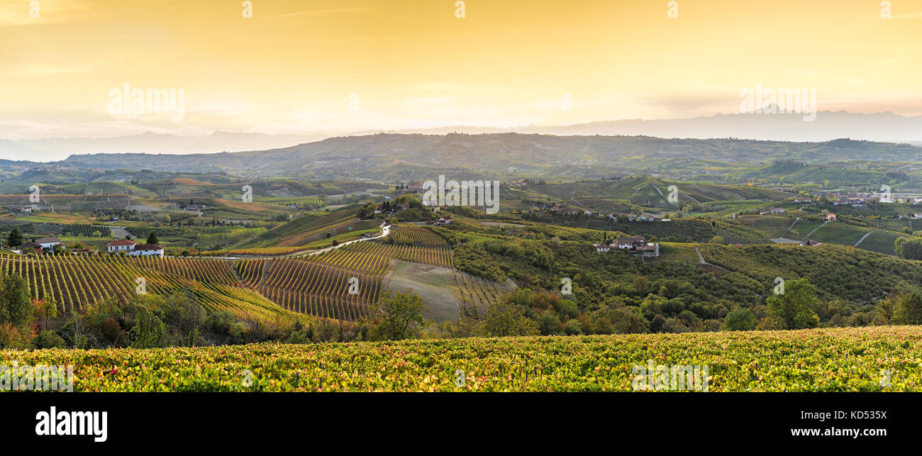 Breites Panorama der Langhe Region in Italien Nord, am Anfang Herbst, Unesco Weltkulturerbe Stockfoto
