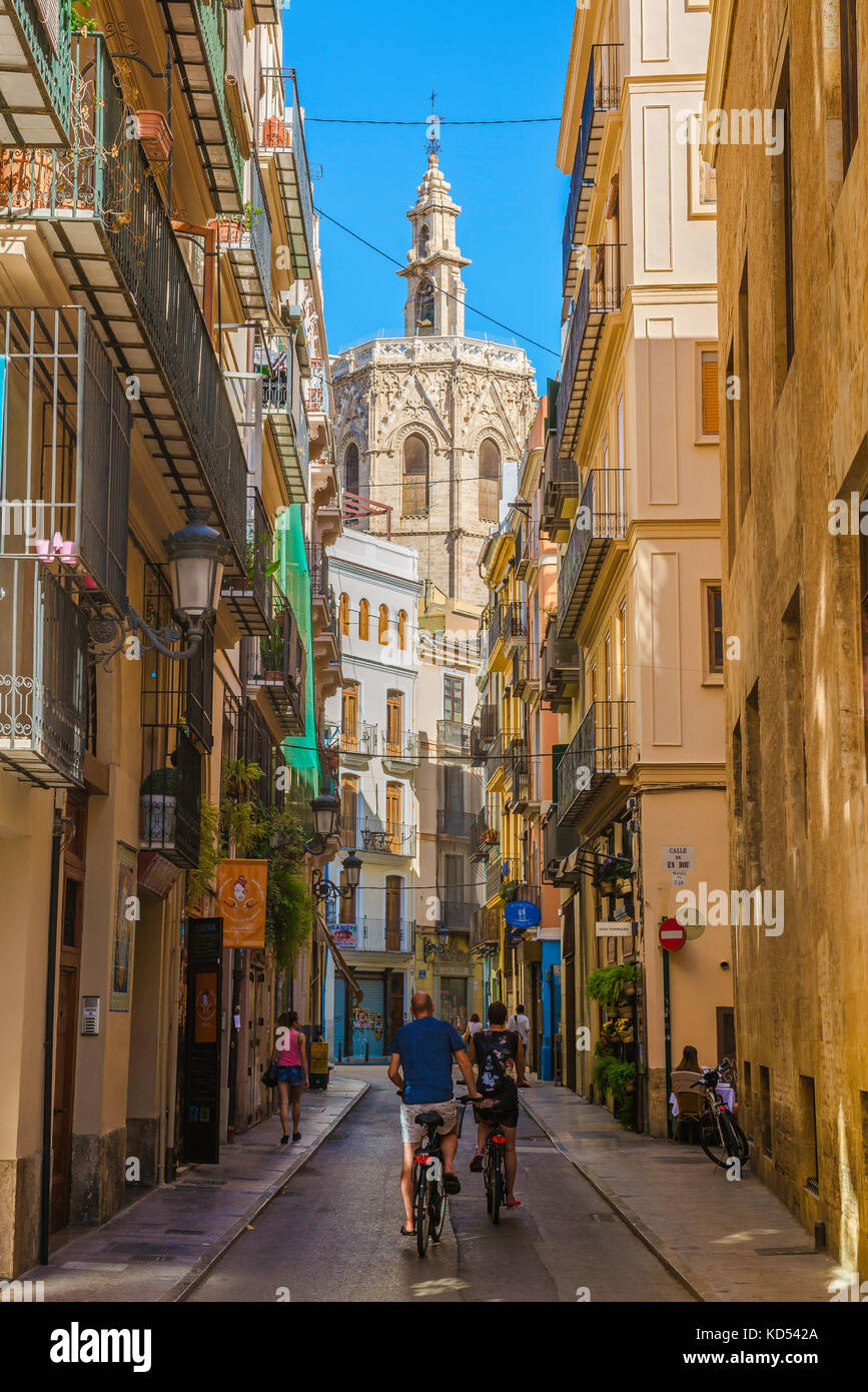 Radfahren Urlaub Spanien, ein paar Touristen durch die Altstadt von Valencia in Richtung Santa Catalina Turm der Kathedrale. Stockfoto