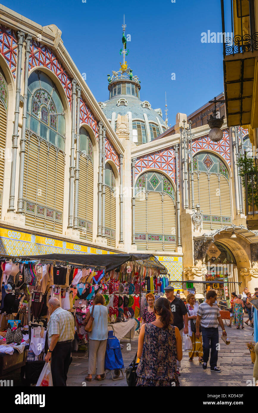 Spanien Markt Valencia, Blick auf die Menschen Einkaufen an Ständen im Freien Sonntag Flohmarkt in der Nähe des Mercado Central in Valencia, Spanien statt. Stockfoto