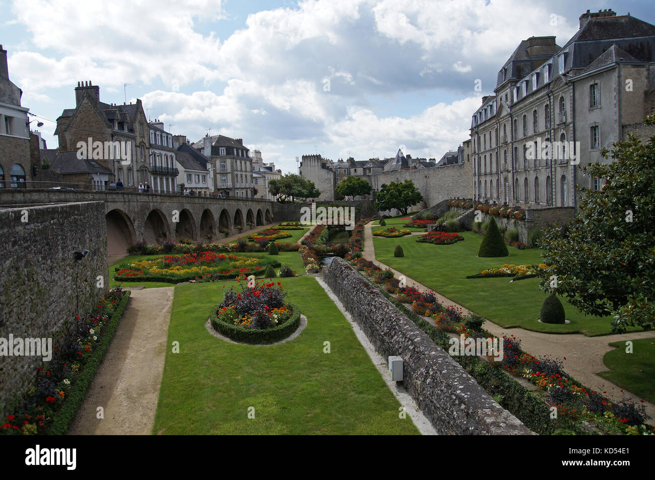 Blick auf den Garten von Vannes (Jardins Des Remparts) um die Bastion der Stadt. Stockfoto