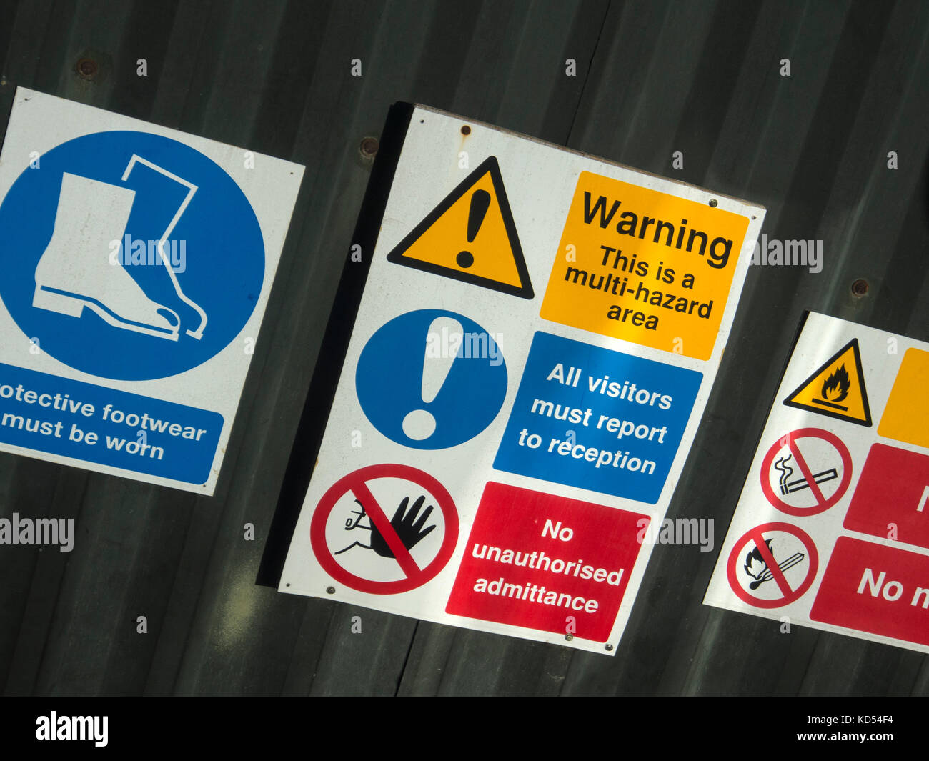 RAYLEIGH, ESSEX, UK- 25. MAI 2014: Gefahren- und Gesundheitswarnschilder an der Stahlzaunwand Stockfoto