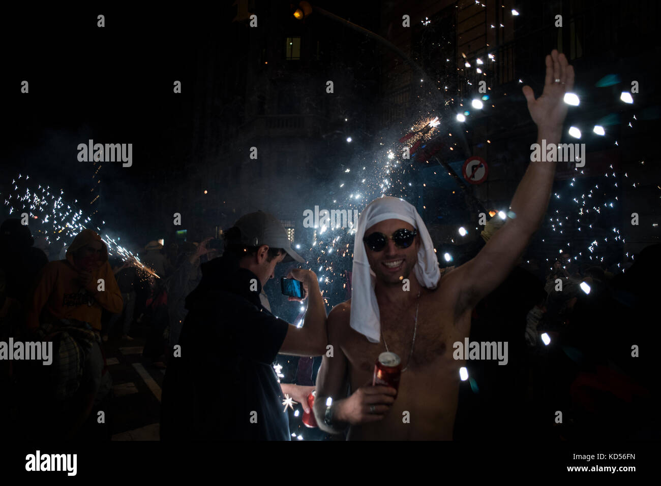 Die Leute haben Spaß im Correfocs de la Merce. Die Partei besteht aus der Flucht vor den Dämonen (Diables), die Funken werfen. Alamy / Carles Desfilis Stockfoto