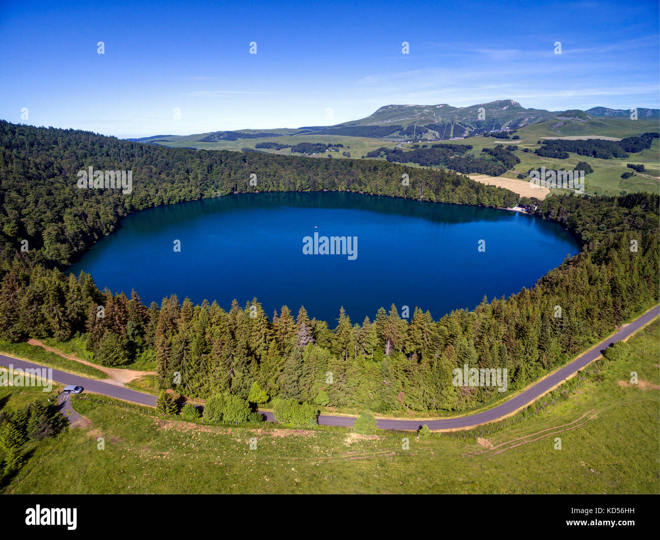 Luftaufnahme von "lac Pavin', einem Kratersee in den Monts Dore Gebirgskette im Massif Central, Puy-de-Dome Abteilung in der Nähe von Besse-et-Sai Stockfoto