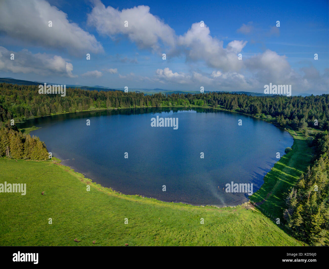 Luftaufnahme von See Servieres, ein Maar in der "Chaîne des Puys", eine Kette von Schlackenkegeln, Vulkankegel, und Maare im Massif Central Region, Puy-de-Tun Stockfoto