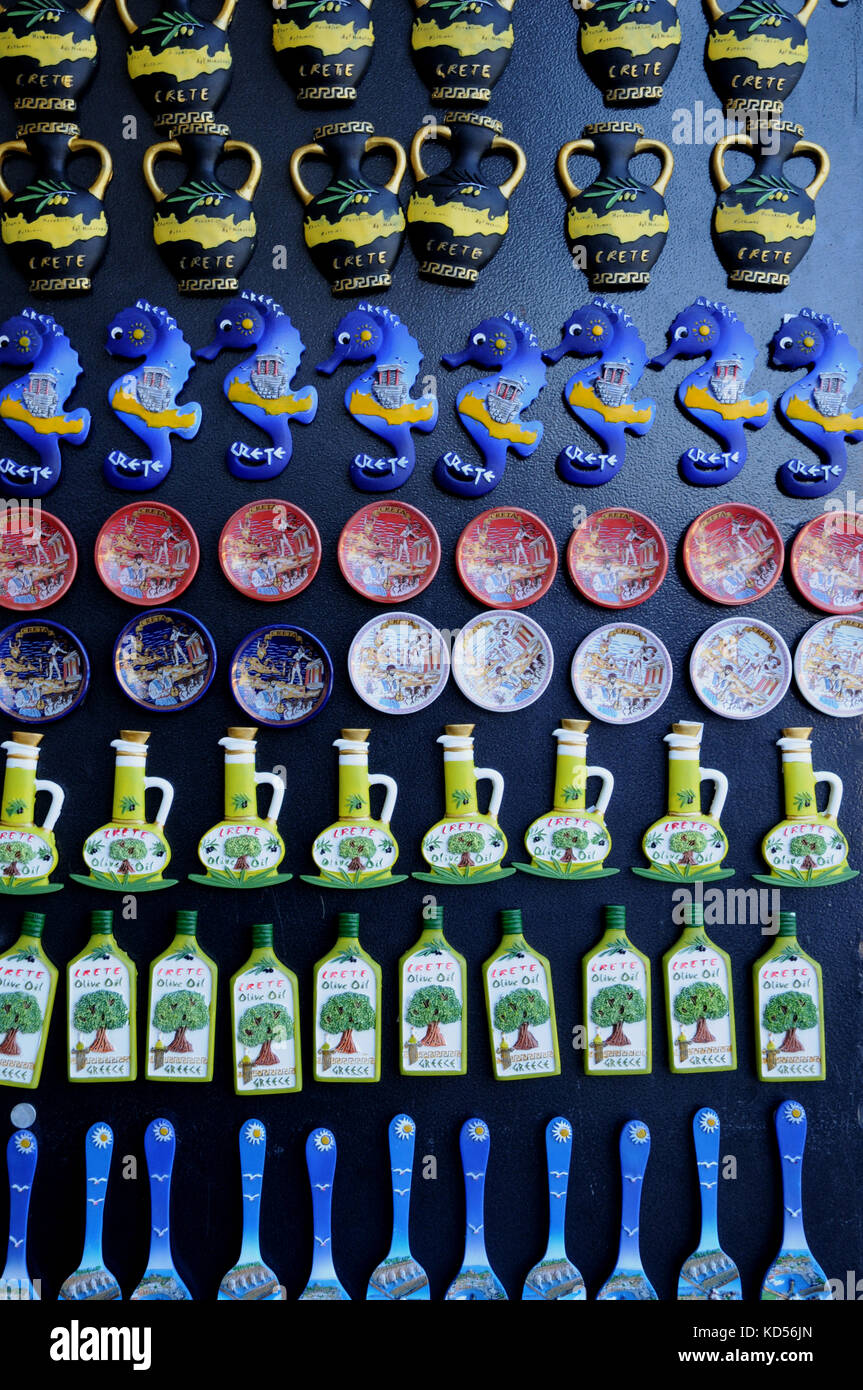 Bunte Kühlschrank magnet Souvenirs zum Verkauf in einem der vielen touristischen Geschenkeshops in der Altstadt, Rethymno, Kreta. Stockfoto