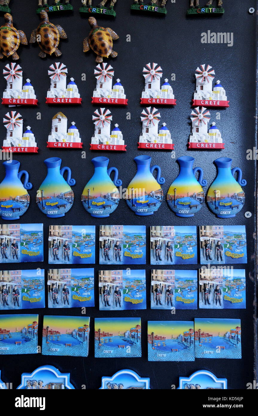 Bunte Kühlschrank magnet Souvenirs zum Verkauf in einem der vielen touristischen Geschenkeshops in der Altstadt, Rethymno, Kreta. Stockfoto