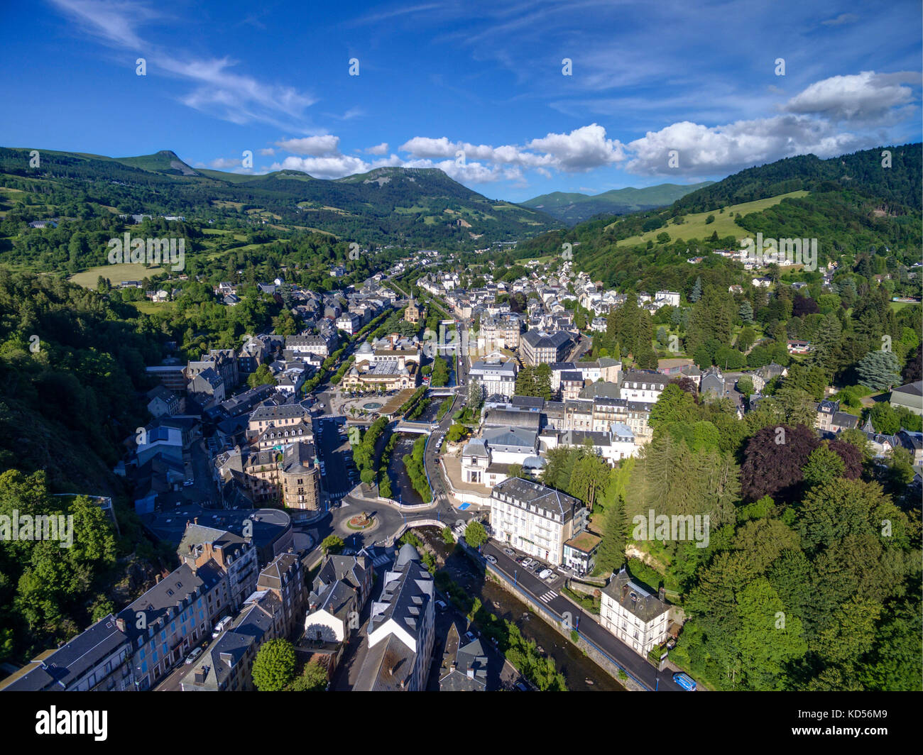 Luftaufnahme von La Bourboule, Thermal Resort in den Monts Dore massiv Stockfoto