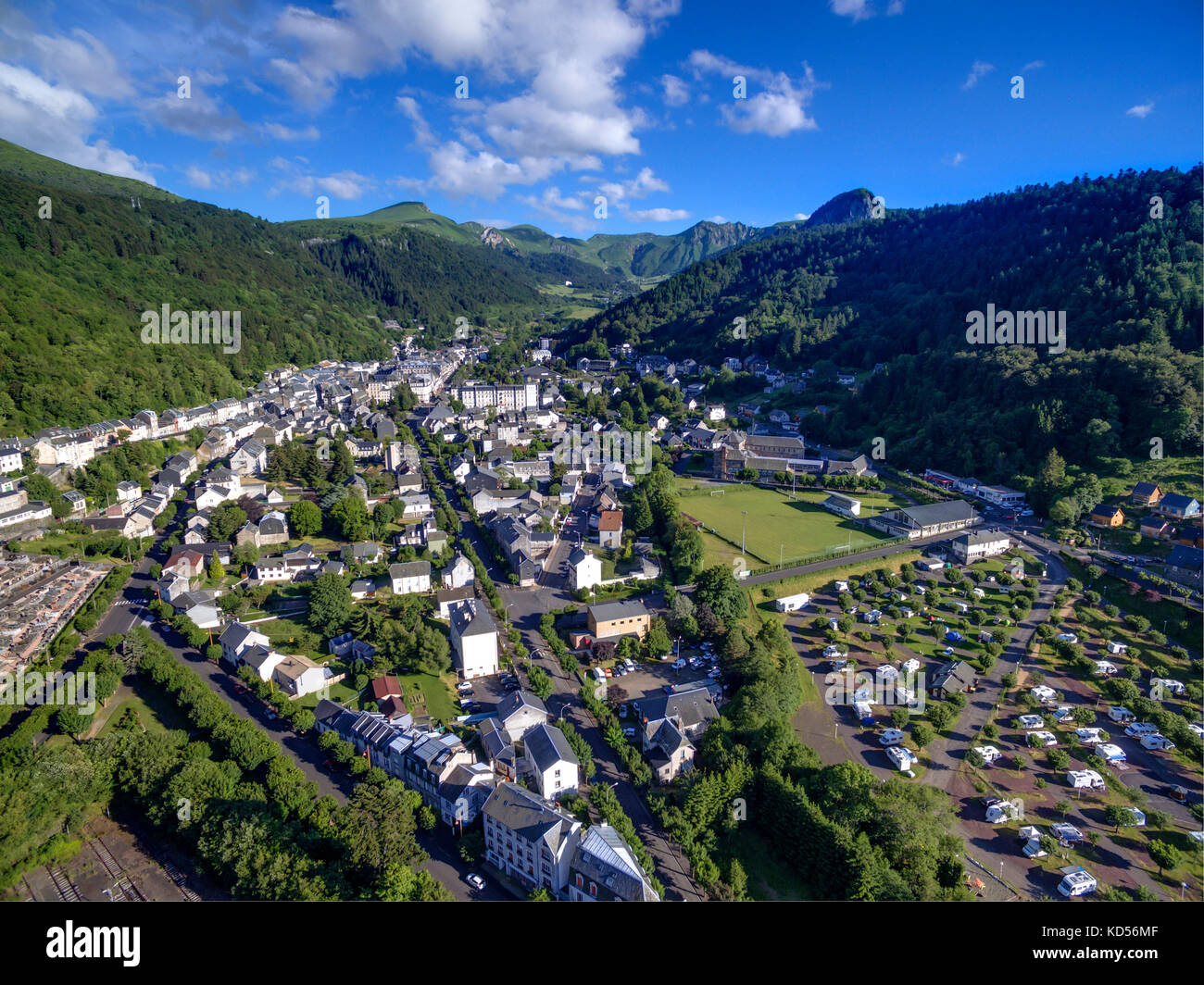 Luftaufnahme der Kurort von Mont-Dore in der Sancy massif, Massif Central Mountain Range Stockfoto